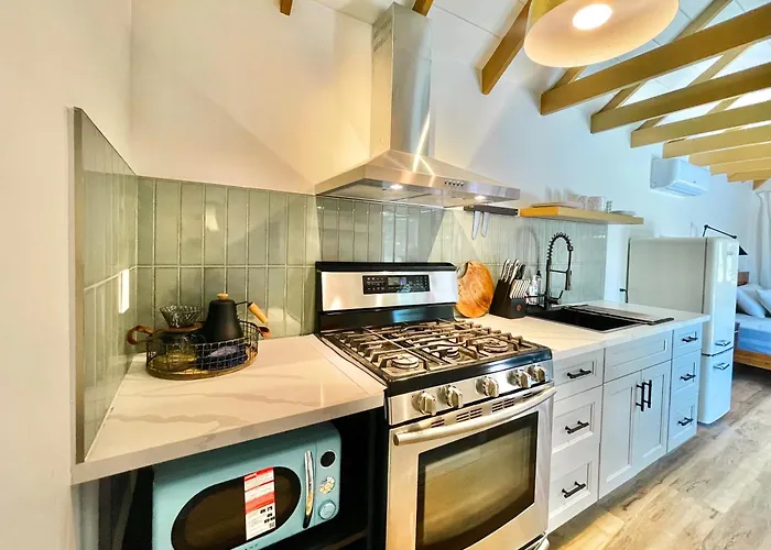 Sunny Days Tiny House With Private Entrance, Pool And View