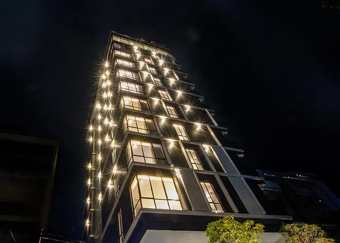 Hotel with pool: Glow Park Hotel Grand Royal Palace