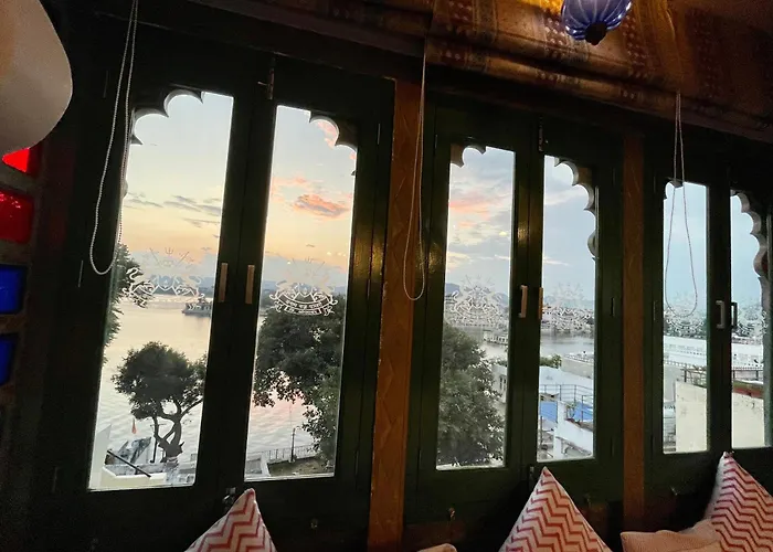 Cheap hotel: Sheeshmahal By Oladar