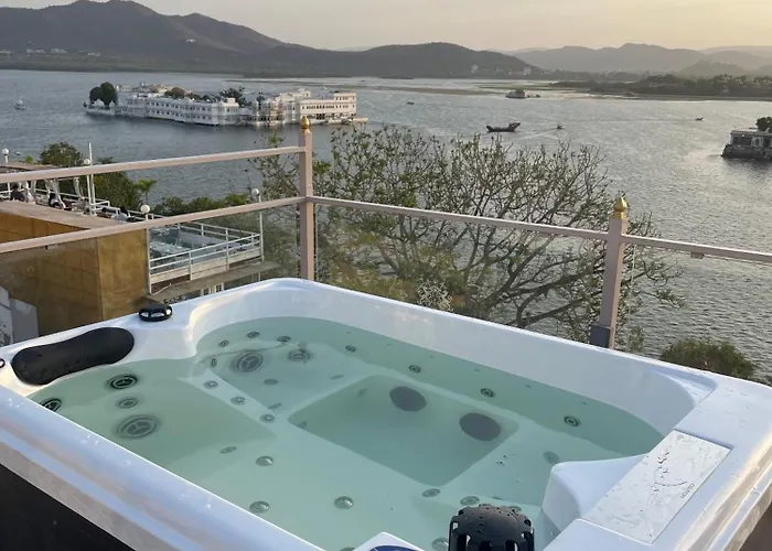 Cheap hotel: Sheeshmahal By Oladar