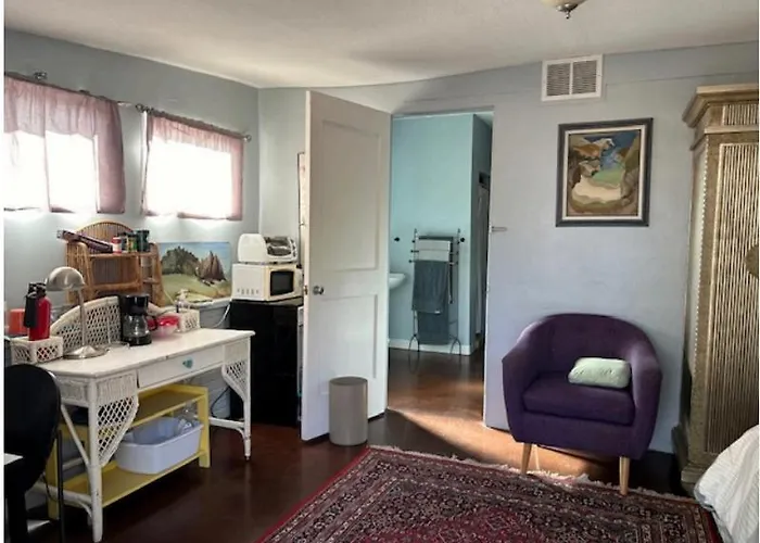 Private Room With Private Bath, Entrance And Kitchenette