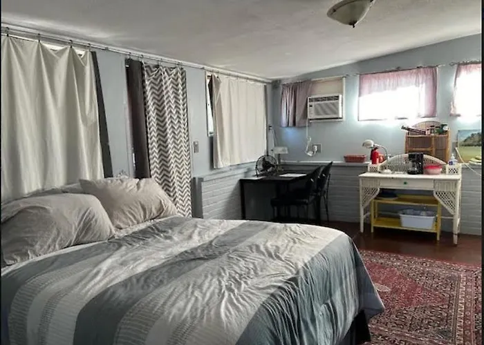 Private Room With Private Bath, Entrance And Kitchenette