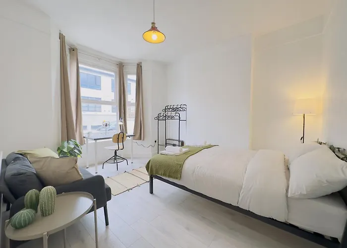 Leyton House - Sleepylodge