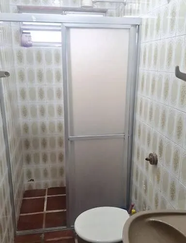 Quarto para quatro pessoas a duas quadras da praia - Balneário Saint Etienne - Matinhos