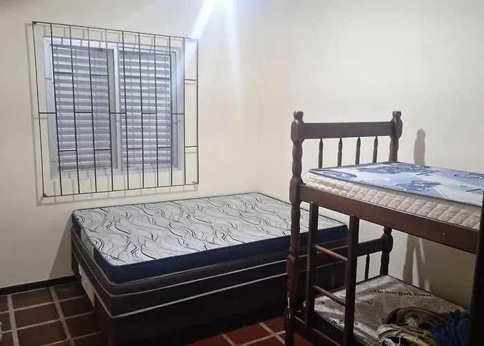 Quarto para quatro pessoas a duas quadras da praia - Balneário Saint Etienne - Matinhos