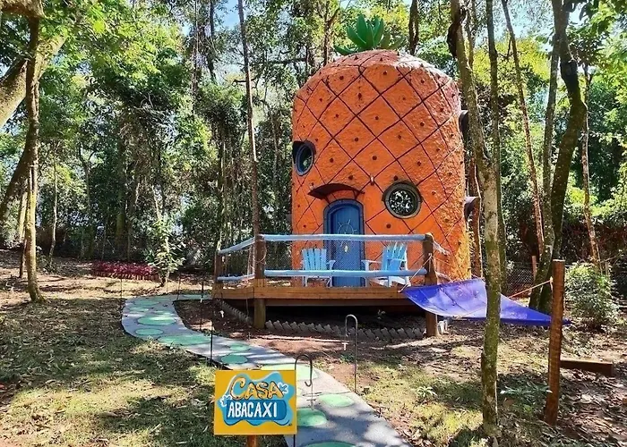 Casa Abacaxi, Vila Mágica