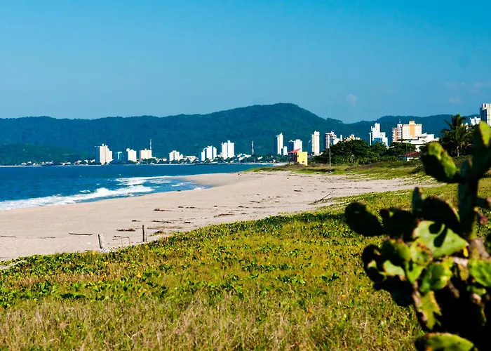 Suítes Privativas no Centro a 60m da Praia Ar Condicionado Banheiro Privativo Cozinha Completa e Lavanderia compartilhada Conforto Garantido Reserve agora mesmo
