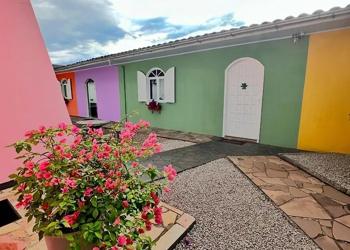 La vita hospedaria studio amarelo