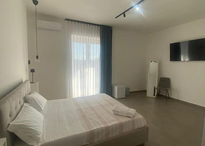 Hyria Rooms