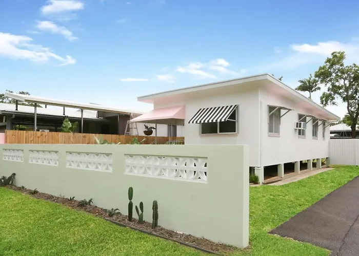 Tropicana Bungalow - Retro Getaway