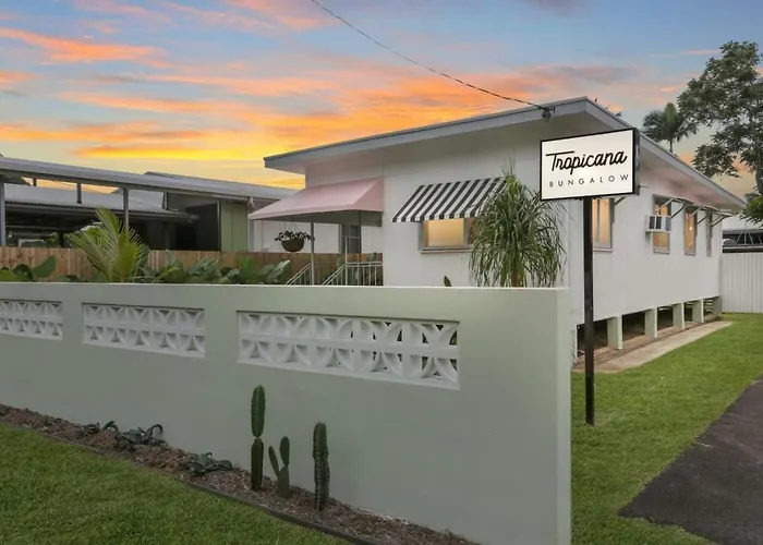 Tropicana Bungalow - Retro Getaway