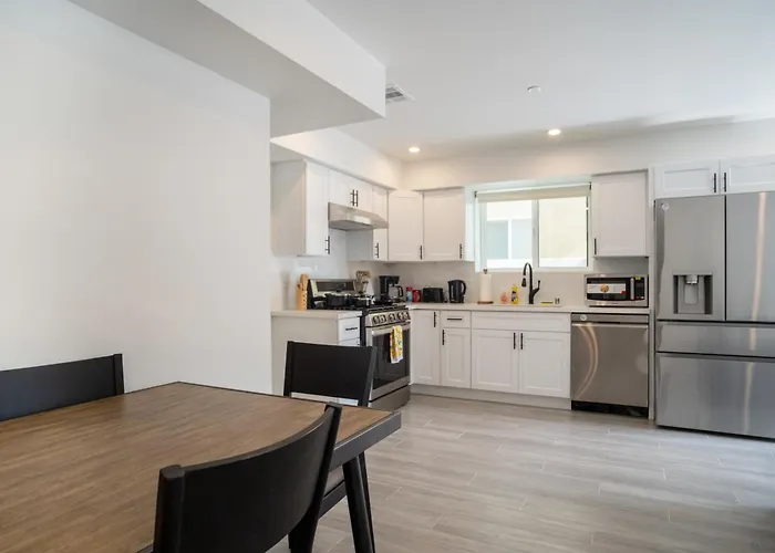 Cozy La Retreat Near Usc Steps To Koreatown & Downtown