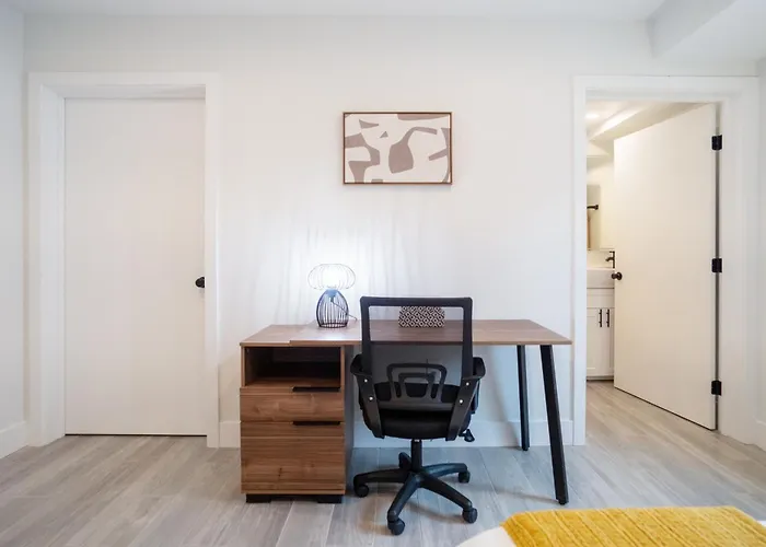 Cozy Urban Retreat Near Downtown La & Usc - Private Room With Shared Living Room And Kitchen