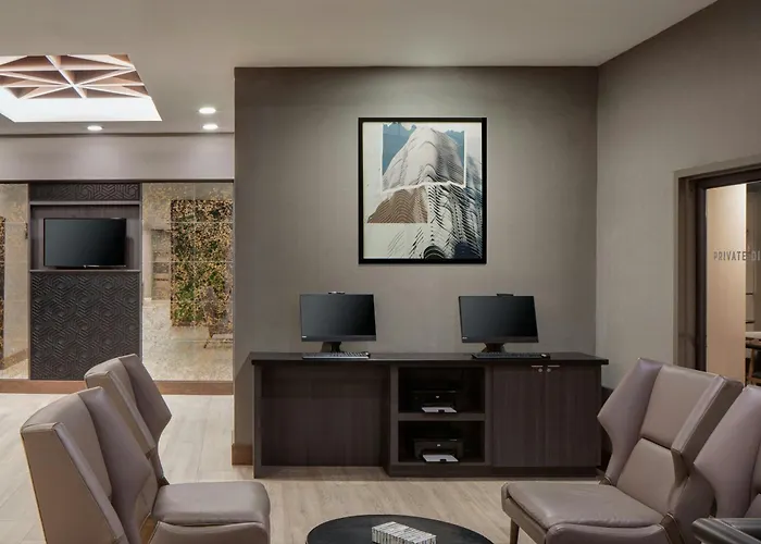 Hotel with Tennis: Courtyard By Marriott Chicago Downtown/River North