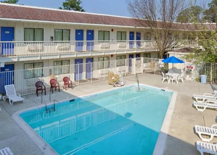 Cheap hotel: Motel 6-Washington, Dc