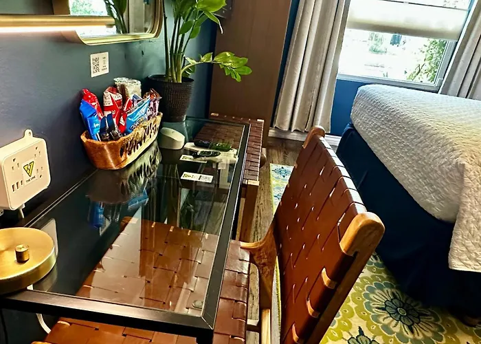 The Vine Studio City - Cal King - Private Entrance