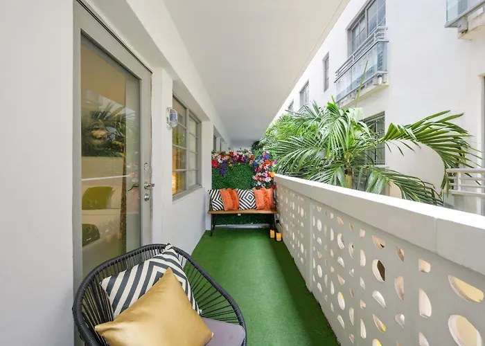 Ocean Drive Apartments With Rooftop Pool, South Beach, Miami