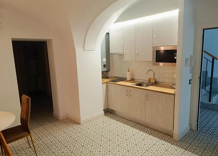 Al-Qazeres Suites