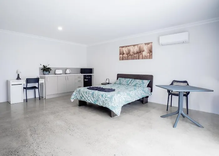 Guest Room With Ensuite & Private Entrance By P2 Living