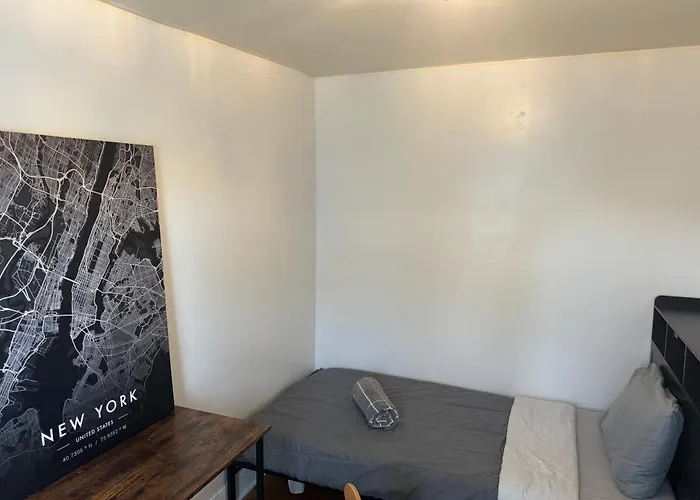 Cozy Apartment With City Skyline. Easy Commute Midtown Manhattan.