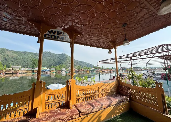Waterpark hotels New Sea Palace Houseboats