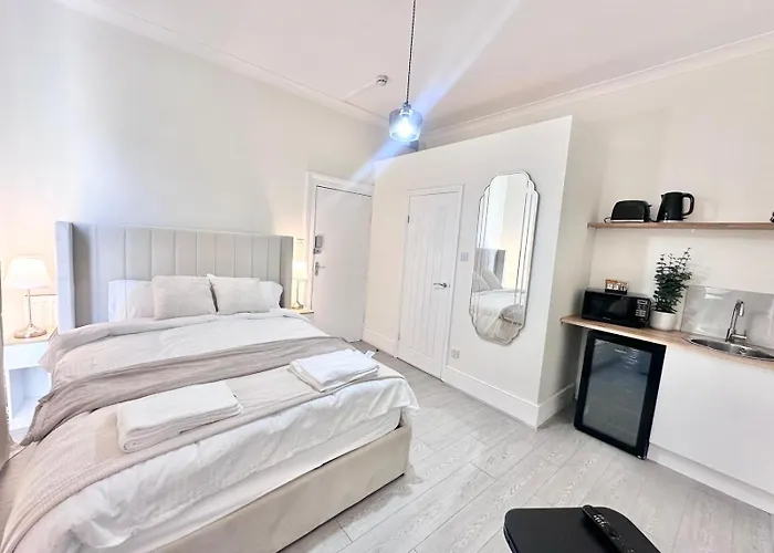 King Bed - Free Private Parking - Self Check-In - Near Ilford Station