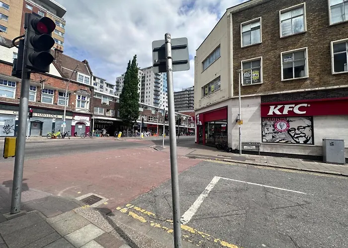 King Bed - Free Private Parking - Self Check-In - Near Ilford Station