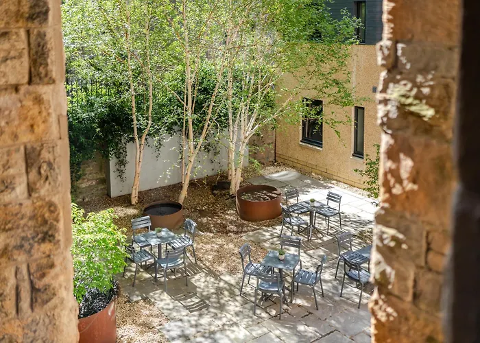 Hotel casino: Grove House Hotel