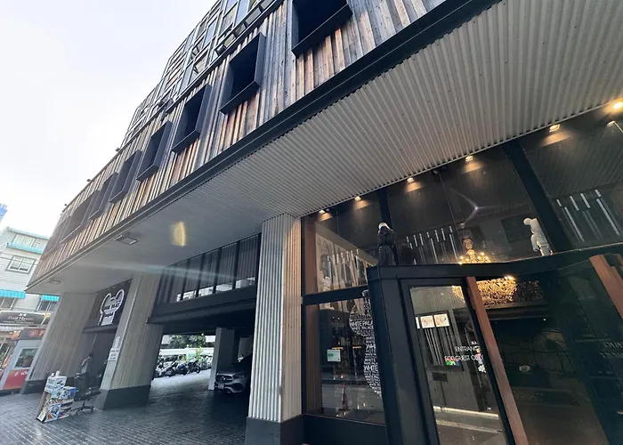 Pet Friendly hotel: White Palace Bangkok