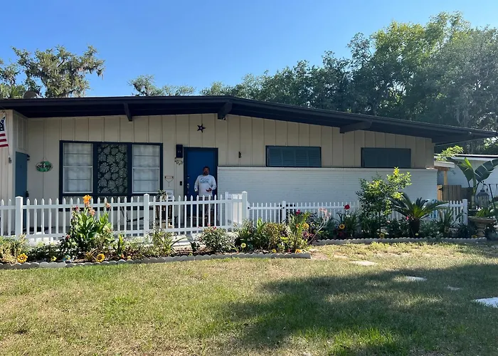 Coastal Escape Walkable, Cozy Pet-Friendly