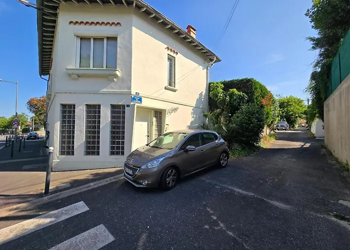 Cottage : Charmante Maison Et Jardin Arbore En Ville