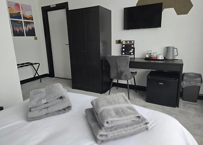 Double Room With Ensuite Bathroom