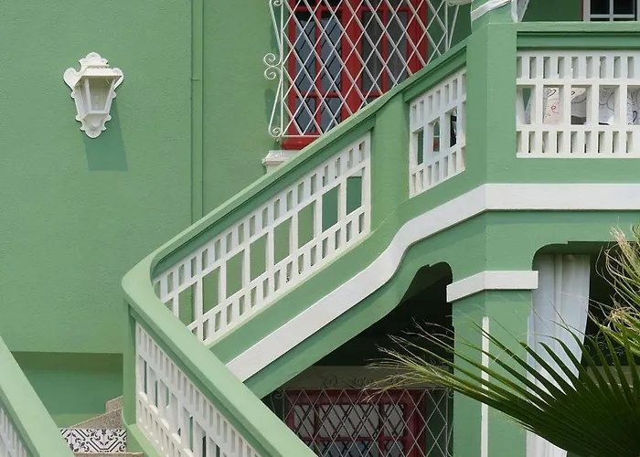 Vintage Balcony Guesthouse & Suites