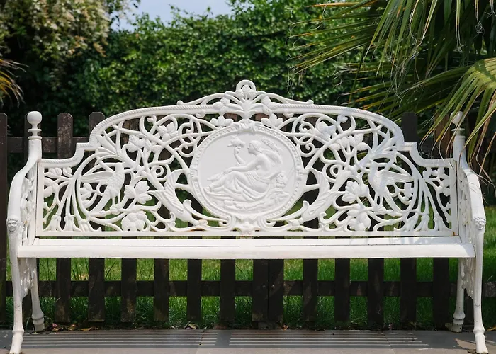 Vintage Balcony Guesthouse & Suites