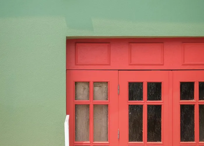 Vintage Balcony Guesthouse & Suites