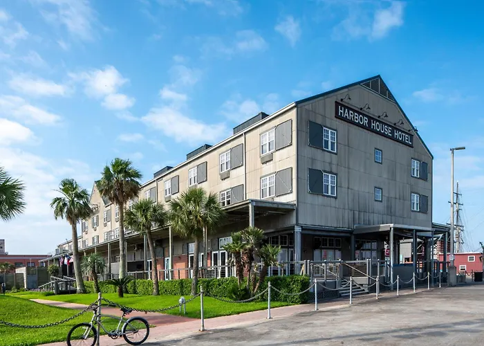 Harbor House Hotel And Marina At Pier 21