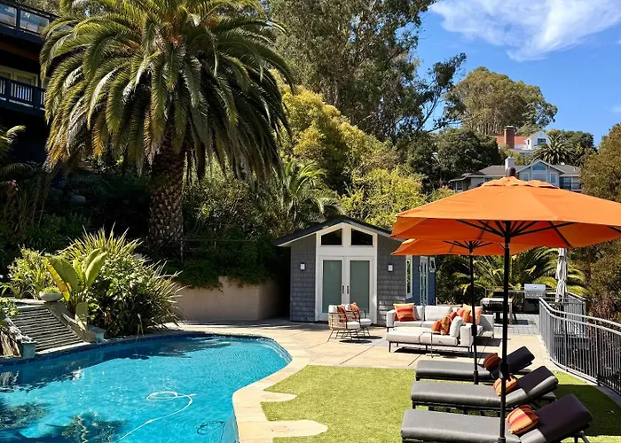 Great Cozy Pool House With Kitchenette