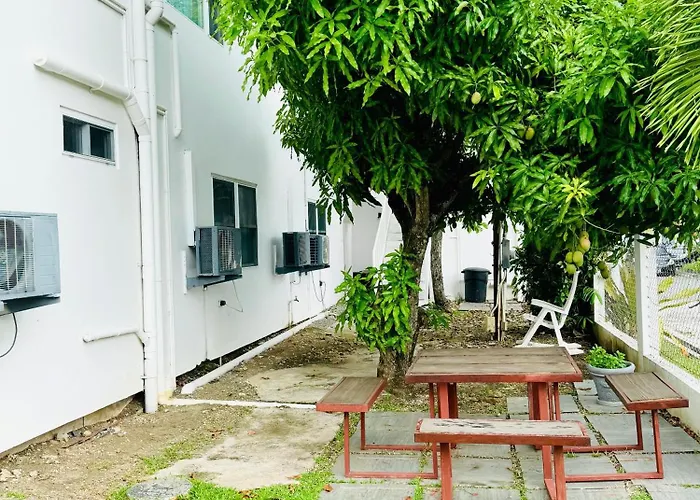 The Poolside Pad- 5 Mins From Airport & Beaches