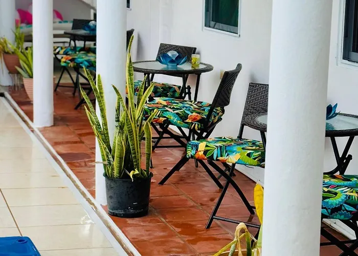 The Poolside Pad- 5 Mins From Airport & Beaches