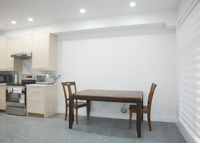 New Luxury Walkout Suite Near University-By Room