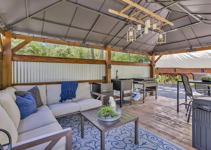 Secluded Luxury Wagon With Pond, King Bed, Full Bath, Patio