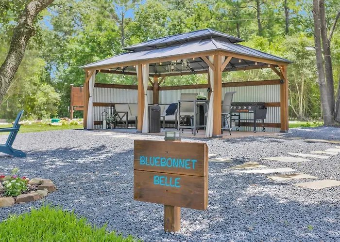 Secluded Luxury Wagon With Pond, King Bed, Full Bath, Patio