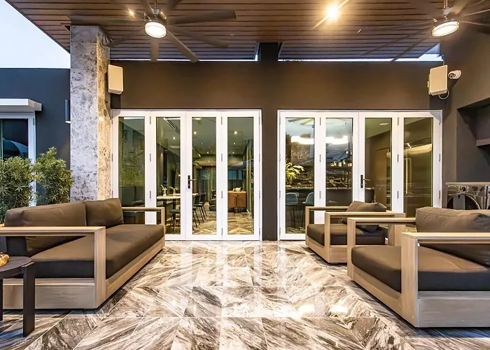 Hotels Close to Airport El Gatsby - Kingroom Pool - Resort Vibe Near Beach