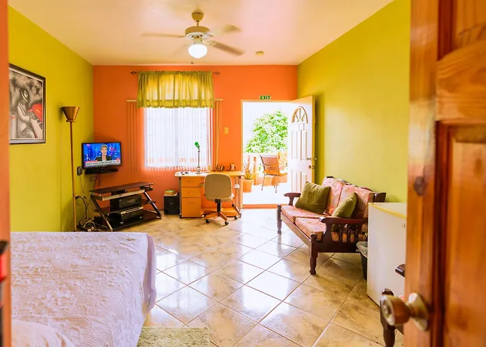 Carolyn'S View Guesthouse