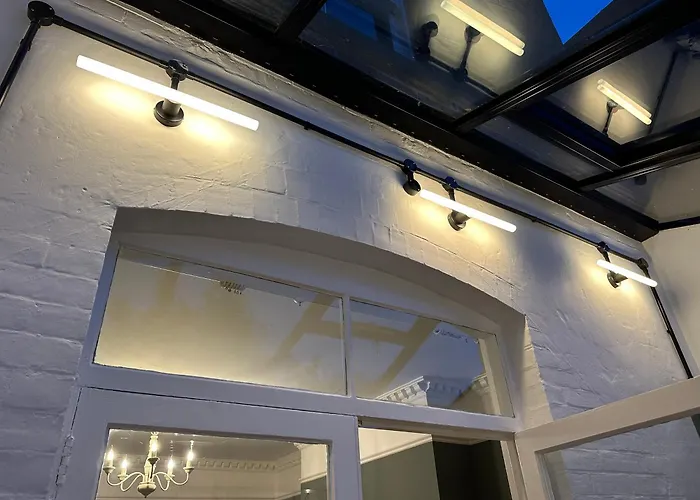 The Garden Flat - Newly Refurbished Throughout