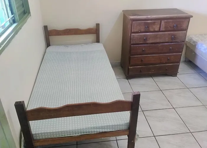 alugo quarto com 1 cama casal e 2 solteiro