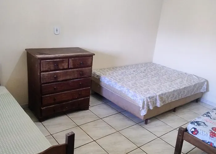 alugo quarto com 1 cama casal e 2 solteiro