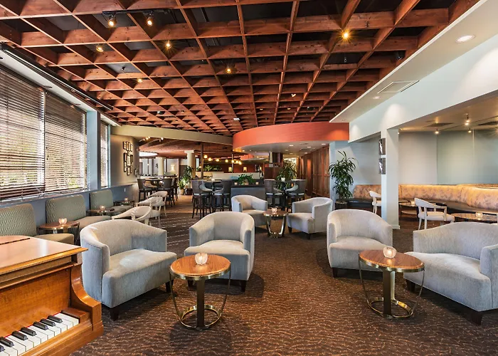 Hotels with pool Handlery San Diego