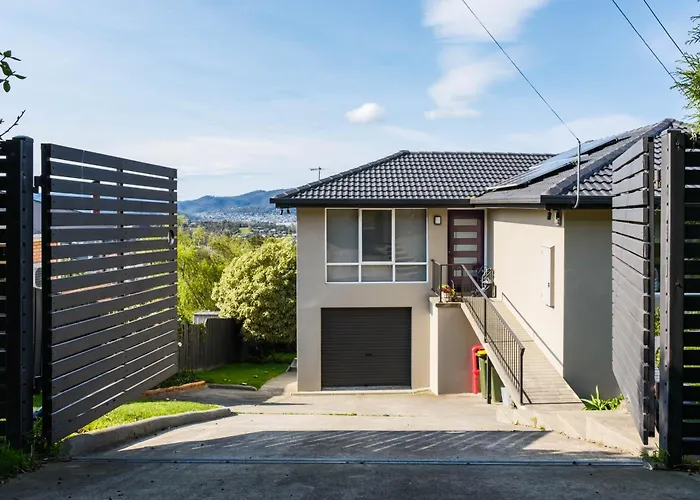 Hobart Retreat With City And Water View