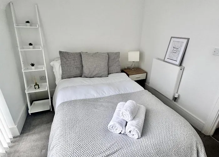 Green Park 4 Bed Lux With Parking ,M4 Jct 11